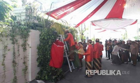 Suasana di sekitar kediaman Presiden Joko Widodo menjelang acara Siraman Kahiyang Ayu, Selasa (7/11).  