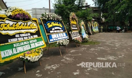 Suasana di sekitar Rumah Duka Briptu Anumerta Imam Gilang Adinata, Jalan Kelingkit, Menteng Dalam, Tebet, Jakarta Selatan, Kamis (25/5). 