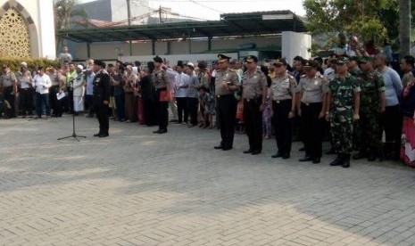 Suasana di sekitar rumah duka Briptu Imam Gilang Adinata di Tebet, jakarta Selatan, Kamis (25/5).