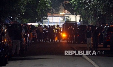 Suasana di sekitar tempat kejadian perkara penikaman anggota polisi di depan Masjid Falatehan , Jakarta Selatan, Jumat (30/6).