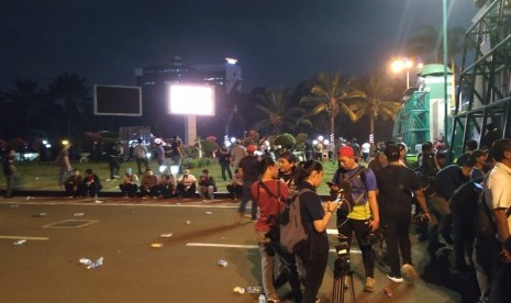 Suasana di sekitaran Kompleks Parlemen, Senayan, pasca mahasiswa melempari gedung DPR dengan botol plastik, Senin (23/9) malam. 