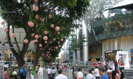 Suasana di sepanjang pusat perbelanjaan Orchard Road Singapura.