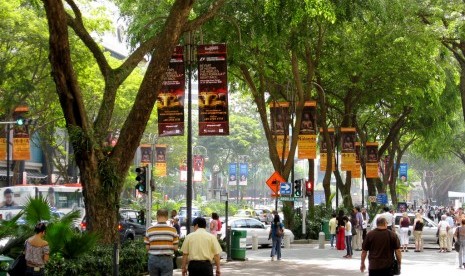 Suasana di sepanjang pusat perbelanjaan Singapura, Orchard Road.