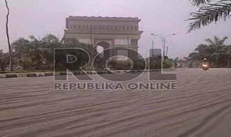 Suasana di Simpang Lima Gumul Kecamatan Pare, Kediri, yang tertutup abu Vulkanik Gunung Kelud (Ilustrasi)