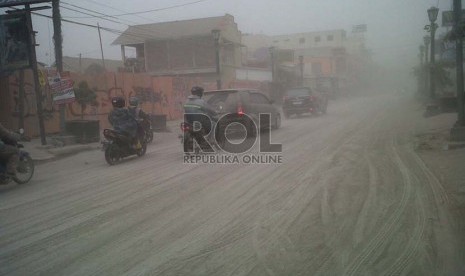 Ashes cover the street in Pare, Kediri, East Java. (File photo)