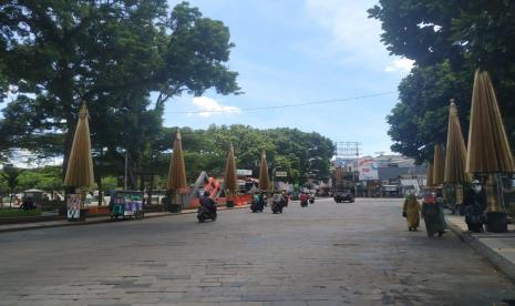 Suasana di simpang Masjid Agung Kota Tasikmalaya.