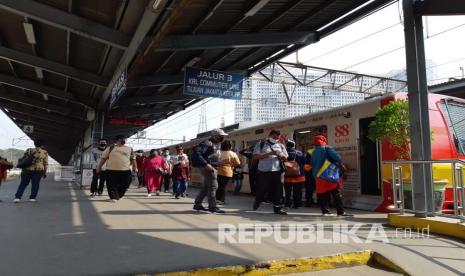 Suasana di Stasiun Bekasi, Senin (8/6). 