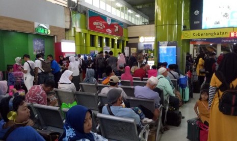 Suasana di Stasiun Gambir, Jakarta Pusat, pada H+1 Lebaran, Kamis (6/6).