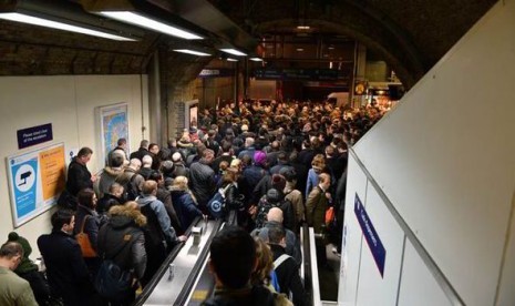 Suasana di stasiun KA di London