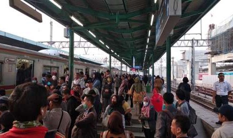  Suasana di Stasiun Manggarai pada Senin (13/8) pagi. Penumpang masih kebingungan soal perubahan jalur peron di Stasiun Manggarai.