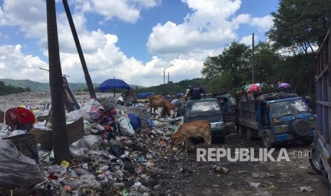 Suasana di tempat pembuangan sampah terpadu (TPST) Piyungan, Bantul, DIY pada Kamis (19/4). Pengelolaan TPST yang belum optimal dipersoalkan oleh masyarakat sekitar karena aroma tak sedak kian pekat dan meluas.