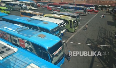 Suasana di Terminal Cicaheum, Bandung pada Selasa (19/6). Terminal Cicaheun masih menjadi tempat pemberangkatan pemudik dengan tujuan dalam provinsi.