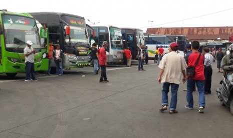 Suasana di terminal Cicaheum, Kota Bandung pada H-1 jelang Lebaran 1438 Hijriah terpantau sepi penumpang. Arus puncak penumpang di terminal terjadi pada H-2, Sabtu (24/6).