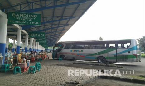 Suasana di Terminal Indihiang, Kota Tasikmalaya, Senin (15/4).