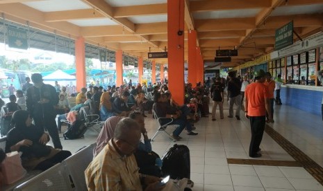 Suasana di Terminal Kampung Rambutan, Jakarta Timur H+1 Lebaran, Kamis (6/6).