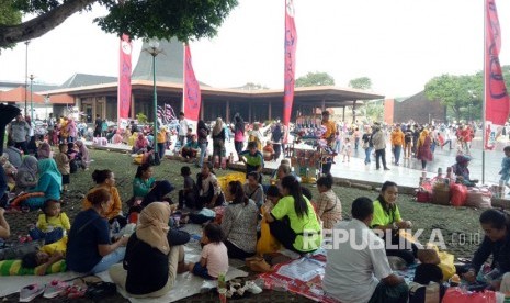 Suasana di TMII masih tampak masih ramai di H+2 Lebaran, Jumat (7/6).