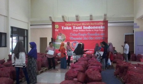 Suasana di Toko Tani Indonesia Center, Rabu (15/6).