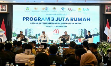 Suasana Dialog Interaktif Program 3 Juta Rumah, Gotong Royong Membangun Rumah untuk Rakyat yang diselenggarakan BTN bersama Kementerian Perumahan dan Kawasan Permukiman pada Jumat (29/11). Keterangan foto: Wakil Menteri Perumahan dan Kawasan Permukiman, Fahri Hamzah (kedua dari kiri), Wakil Menteri Lingkungan Hidup, Diaz Hendroproyono (kedua dari kanan), dan Direktur Utama PLN, Darmawan Prasodjo (kiri).