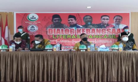    Suasana Dialog Kebangsaan bertajuk Literasi Pancasila di IAIN Palu, Jumat (18/6), yang dihadiri oleh Deputi Bidang Hubungan Antar Lembaga, Sosialisasi, Komunikasi, dan Jaringan BPIP Prakoso, Direktur Pengkajian Materi BPIP Muhammad Sabri, Wakil Rektor IAIN Palu Prof Abidin, dan Dekan Fakultas Syariah IAIN Palu DR Abdul Gani. 