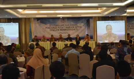 Suasana dialog Pengurus Aptisi 2016-2020 dengan Menristekdikti Muhammad Nasir di Jakarta, Senin (9/5).