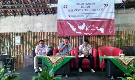 Suasana diskusi mahasiswa yang diadakan Lingkar Studi Pancasila Kota Malang di Gazebo Resto, Tlogomas, Rabu (27/9).