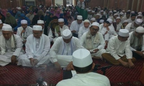 Suasana doa akhir tahun dan awal tahun Hijrah Majelis Taklim Khair di Bogor, Jawa Barat, Selasa (13/10).