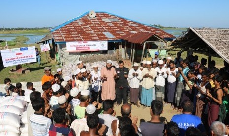 Suasana doa bersama Tim BMH bersama Muslim Rohingya di Rakhine.