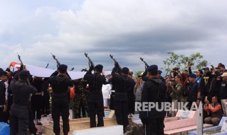 Suasana Duka mengiringi keberangkatan Jenazah Brigadir Firman yang tewas ditembak KKB di Tembagapura. Rabu (15/11).