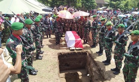 Suasana duka mengiringi pemakaman Sertu Anumerta Mirwariyadin Desa Nipa, Kecamatan Ambalawi, Kabupaten Bima, Sabtu (9/3).