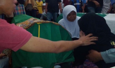 Suasana duka menyelimuti rumah Gunawan, pengendara Gojek yang tewas ditabrak Kopaja, di Kalibata Pulo, Jakarta Selatan, Rabu (16/9).