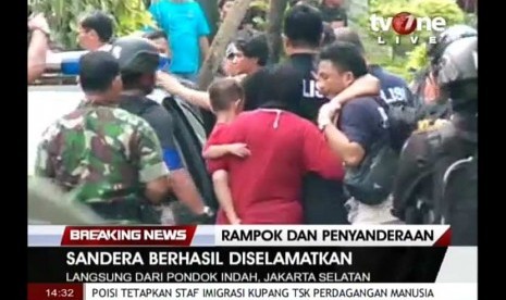 Suasana evakuasi korban  penyanderaan. 