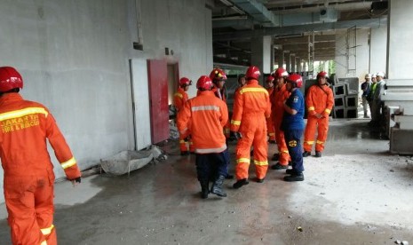 Suasana evakuasi korban robohnya tangga darurat di apartemen Grand Kamala Lagoon Jalan KH Noer Ali, Bekasi Selatan, Kota Bekasi, Rabu (4/1).