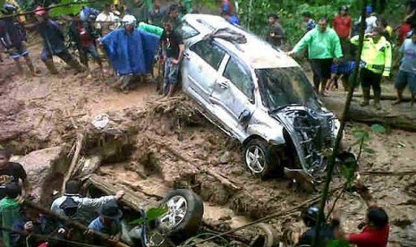 Suasana evakuasi korban sopir dr. Olwin di Manado, Kamis (16/1).