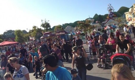 Suasana evakuasi pengunjung di Disneyland, Anaheim, California