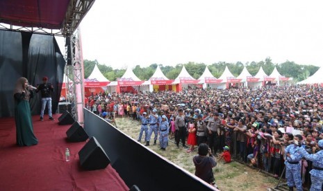 Suasana festival crossborder di Sambas.