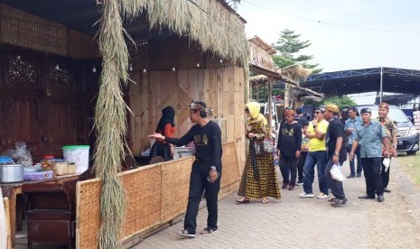 Suasana Festival Kios Djadoel dan Parade Boedaya Malangan di Vila Bukit Tidar, Kota Malang, Rabu (25/12). 