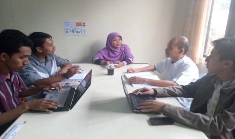 Suasana FGD mahasiswa STEI SEBI membahas paket kebijakan pemerintah di bidang ekonomi, Kamis (8/10).