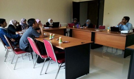 Suasana FGD mengenai crowdfunding di kampus STEI-SEBI Depok, Senin (30/5).