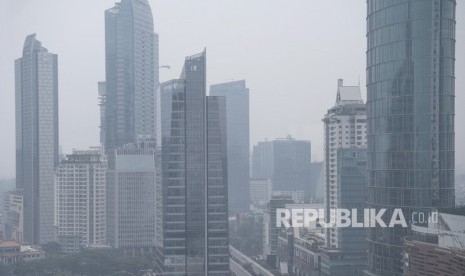 Suasana gedung bertingkat yang terlihat samar karena polusi udara di Jakarta, Kamis (5/9/2019).