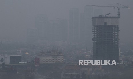 Suasana gedung bertingkat yang terlihat samar karena polusi udara di Jakarta, Kamis (5/9/2019). 