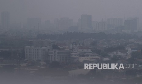 Suasana gedung bertingkat yang terlihat samar karena polusi udara di Jakarta, Kamis (5/9/2019).