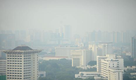 Suasana gedung-gedung bertingkat yang tertutup oleh kabut polusi di Jakarta, Selasa (25/7/2023).