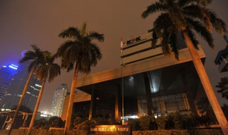   Suasana Gedung KPK yang padam listrik tampak dari luar, Jakarta, Kamis (17/1).   (Antara/Rosa Panggabean)