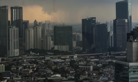 Suasana gedung perkantoran di Jakarta, Senin (25/4/2022). Bank Indonesia (BI) memangkas proyeksi pertumbuhan ekonomi domestik tahun 2022 menjadi 4,5 sampai 5,3 persen, dimana angka tersebut sedikit lebih rendah dari proyeksi awal sebesar 4,7 hingga 5,5 persen.