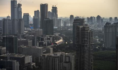 Suasana gedung perkantoran di Jakarta. Bank Indonesia tetap mempertahankan BI Rate di level 3,5 persen, dibarengi dengan suku bunga deposit facility 2,75 persen dan lending facility 4,35 persen. Ekonom dan Staf Ahli OJK, Ryan Kiryanto mengatakan keputusan dalam Rapat Dewan Gubernur (RDG) BI tersebut merupakan keputusan taktis yang tepat.