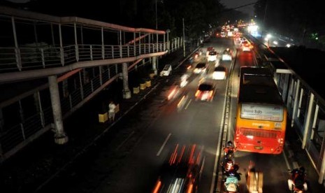 Suasana gelap gulita akibat pemadaman listrik bergilir di Jalan Otto Iskandardinata, Jakarta Timur, Senin (1/4/).