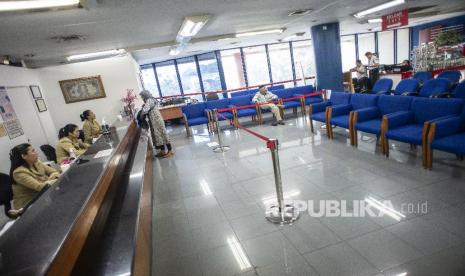 Suasana gerai penukaran mata uang asing. Bank Indonesia didorong untuk kembali menurunkan suku bunga acuan.