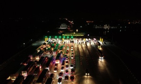 Suasana gerbang tol Cikampek Utama, Selasa (28/5) malam