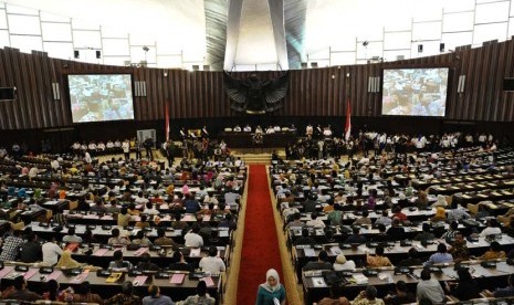 Suasana gladi bersih pelantikan anggota DPR di Kompleks Parlemen Senayan, Jakarta, Selasa (30/9). Para legislator terpilih periode 2014-2019 akan disumpah pada Rabu (1/10).