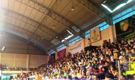 Suasana GOR Sahabat, Semarang pada hari ketiga Seri III IBL Pertalite 2017, Ahad (12/2).